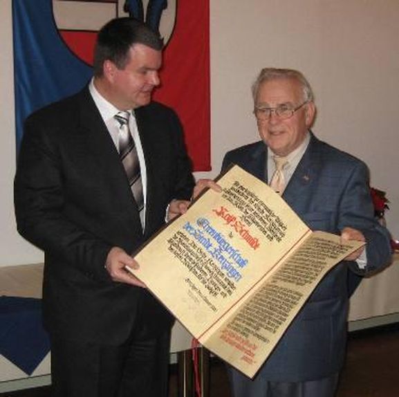 Bürgermeister Matthias Guderjan und Ehrenbürger Rolf Schmidt