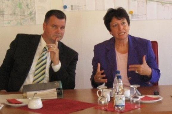 Staatssekretärin Karin Roth und Bürgermeister Matthias Guderjan