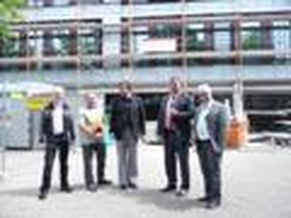 Bürgermeister Matthias Guderjan, Oberstudiendirektor Günter Krug, Planer und Architekt