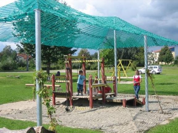 Schattenspender über dem Sandkastenbereich