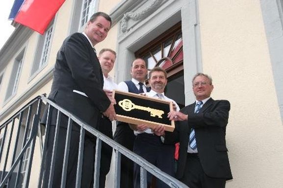 Bürgermeister Matthias Guderjan, Ortsvorsteher Karl Eschbach und Mitglieder der Vereinsgemeinschaft
