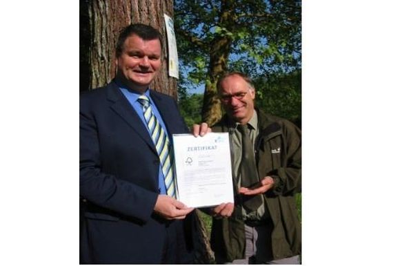 Bürgermeister Matthias Guderjan und Forstrevierleiter Johannes Kaesler
