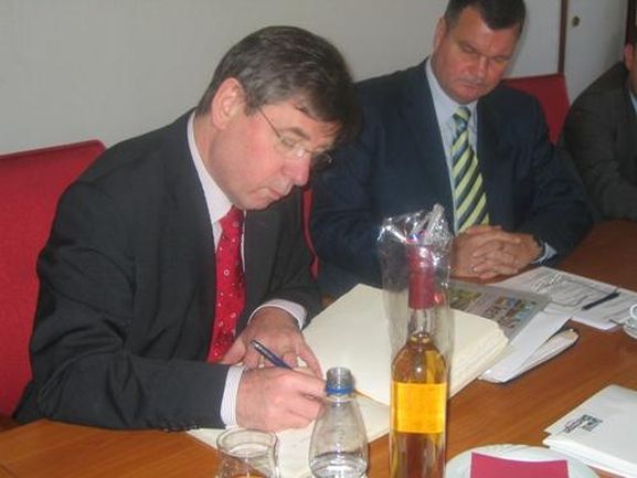 Staatsminister Willi Stächele und Bürgermeister Matthias Guderjan