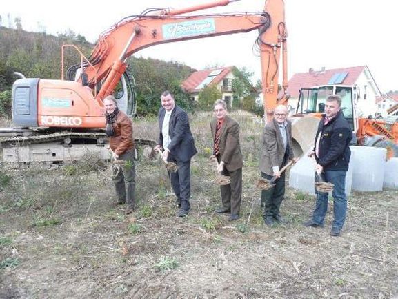 Bürgermesiter Matthias Guderjan, Ortsvorsteher Pfeffer mit Planer und Baufirma