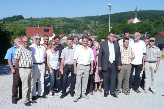 Teilnehmer zur Einweihung und Übegabe des Baugebietes Tal II