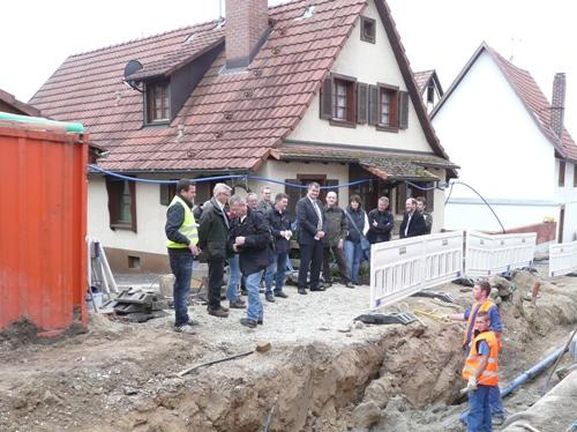 Bürgermeister Matthias Guderjan, Ortsvorsteher Hubert Herr, Ortschaftsräte, Planer und Vertreter der Baufirmen