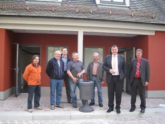 Bürgermeister Matthias Guderjan mit Erhard Melcher vom Hochbauamt der Stadt und den Stadträten Franz Ehrhard, Lothar Schnell, Bruno Jägle, Paul Weiß, Armin Weiland