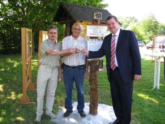 Bürgermeister Matthias Guderjan, Reinhard Frank und Ortsvorsteher Franz Pfeffer