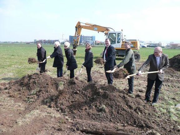 Bürgermeister Matthias Guderjan mit Planern und Baufirmen beim Spatenstich für das Industrie- und Gewerbegebiet West IV