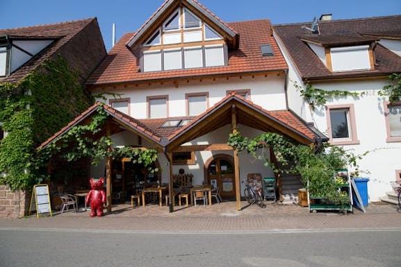 Besuchen Sie uns doch im Laden! In unserem Bauernladen finden Sie eine Vielzahl von regionalen Köstlichkeiten. Schauen Sie einfach bei uns vorbei!