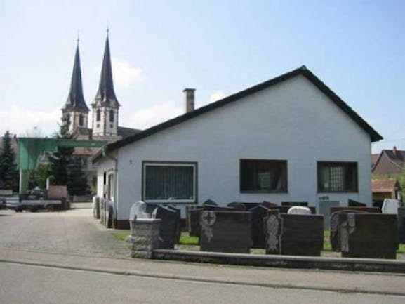 Handgearbeitete Grabsteine