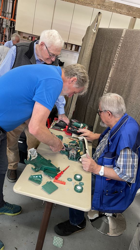 Wenn viele Hände helfen, lebt manches länger: Im Repair Café Kenzingen werden Lieblingsstücke ehrenamtlich wieder flott gemacht.