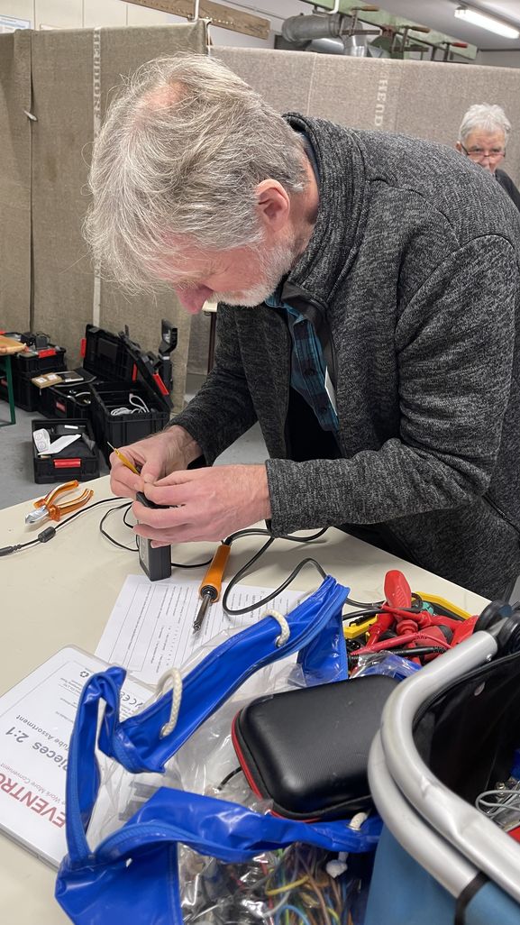 Mit Ruhe und dem richtigen Werkzeug: Im Repair Café Kenzingen wird repariert statt entsorgt.